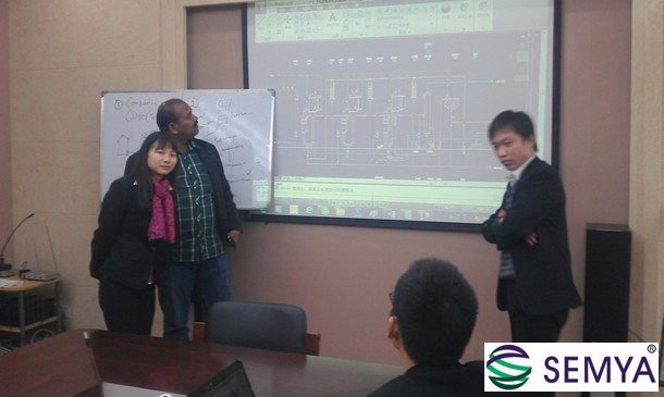 工程師和印度客戶(hù)交流設(shè)備工藝流程