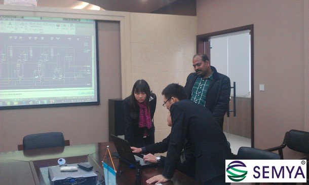 工程師和印度客戶(hù)交流設(shè)備工藝流程